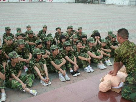 仔细聆听教官的讲解